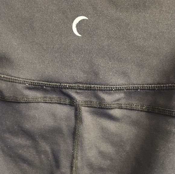 Woman's black cropped zyia capris - Picture 6 of 6